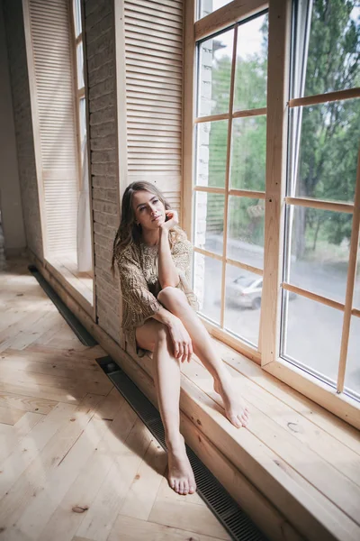 Pencerenin yanında genç kız — Stok fotoğraf