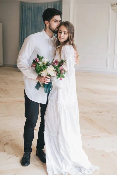 Jeune couple marié heureux — Photo