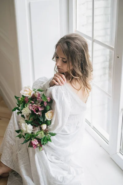 Menina perto da janela — Fotografia de Stock