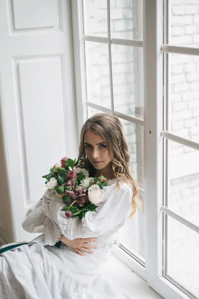 Menina perto da janela — Fotografia de Stock