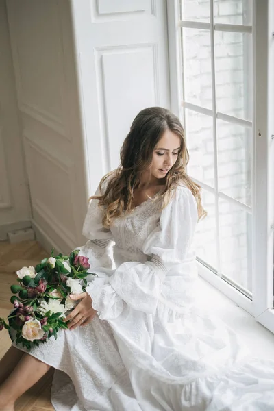 Menina perto da janela — Fotografia de Stock