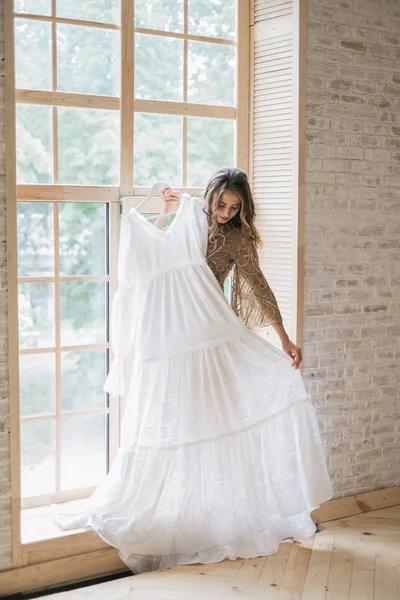Menina jovem com vestido de noiva — Fotografia de Stock