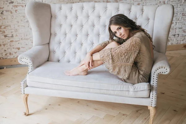 Chica en sofá vintage — Foto de Stock