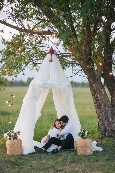 Couple under white veiling — Stock Photo, Image