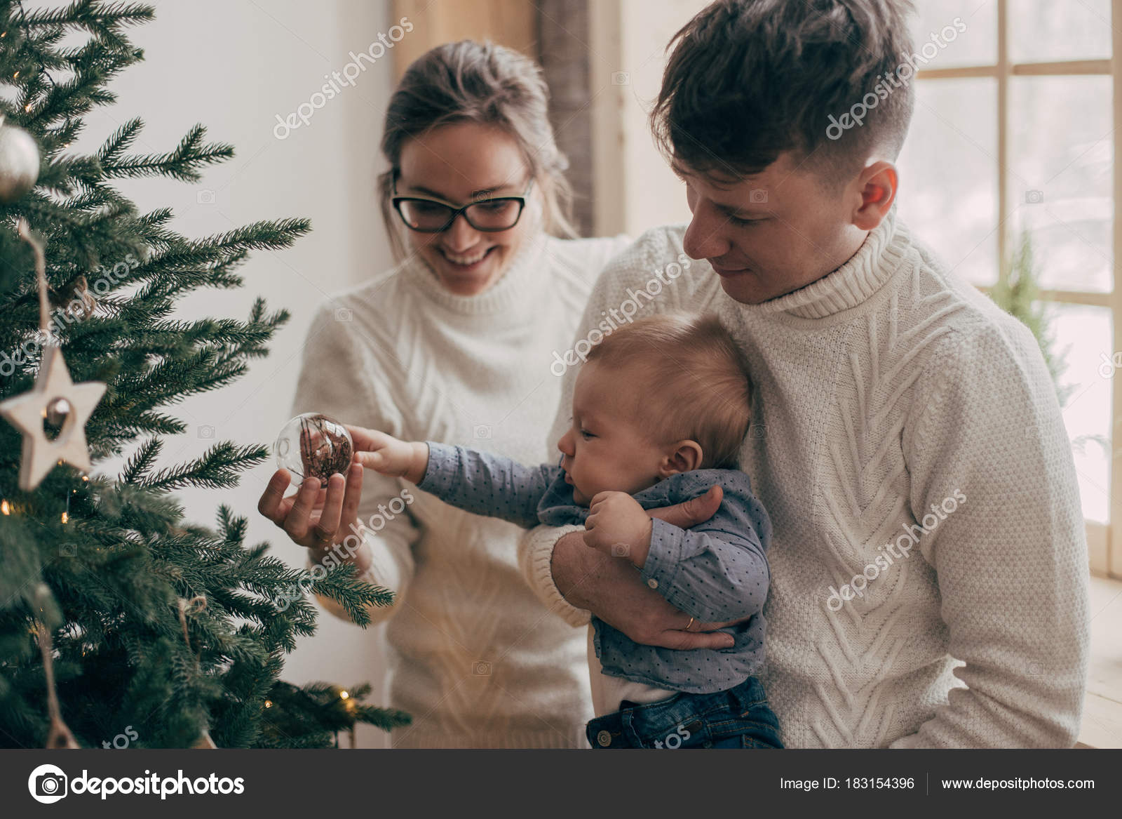 Portrait Jeune Couple Avec Bébé Garçon Boule Noël