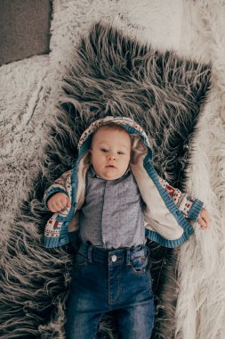 tüylü battaniye var yalan bebek çocuk portresi kırpılmış