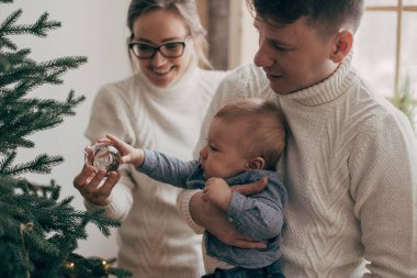 erkek bebek ve Noel biblo ile genç çift portresi