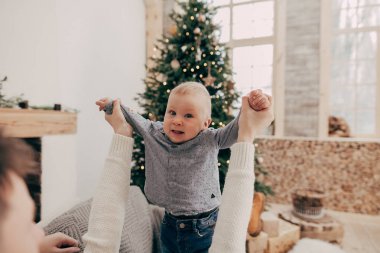 Genç çift kanepede erkek bebek tutan portresi kırpılmış