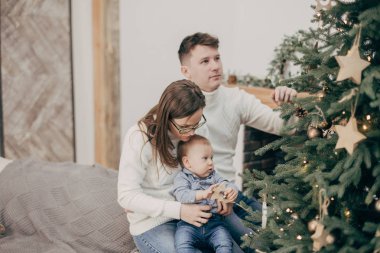 Genç çift ile bebek çocuk Noel ağacı tarafından portresi