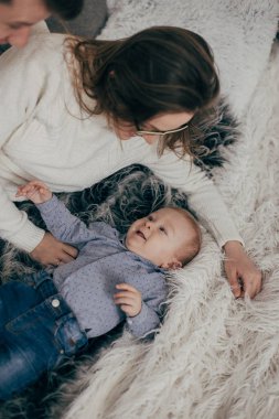 erkek bebek battaniye var yalan ile genç bir çift portresi kırpılmış