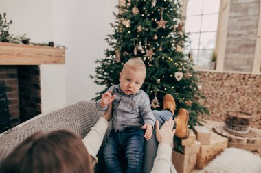 Bebek Divan olan kadın portresi kırpılmış