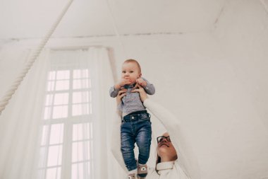 erkek bebek tutan genç kadın portresi 