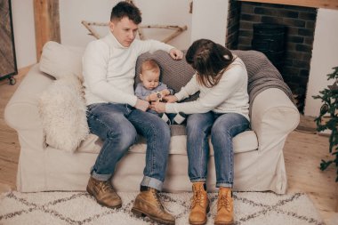 bebek çocuk ile kanepede oturan genç çift portresi