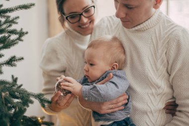 erkek bebek ve Noel biblo ile genç çift portresi
