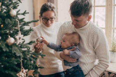 erkek bebek ve Noel biblo ile genç çift portresi