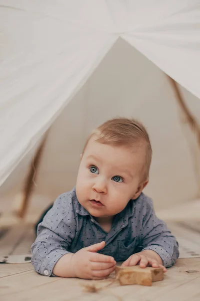 Porträt Eines Jungen Der Auf Holzboden Liegt — Stockfoto