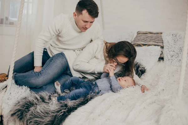 Retrato Recortado Pareja Joven Con Bebé Niño Cama — Foto de Stock