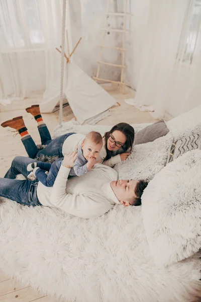 Retrato Pareja Joven Sosteniendo Niño Cama — Foto de Stock