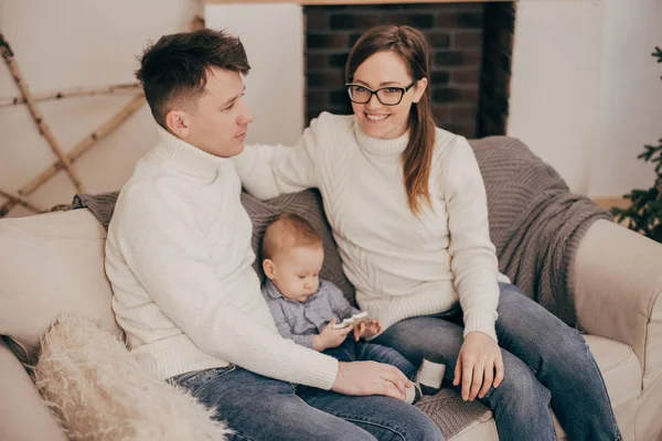 Retrato Pareja Joven Sentada Con Bebé Niño Sofá — Foto de Stock