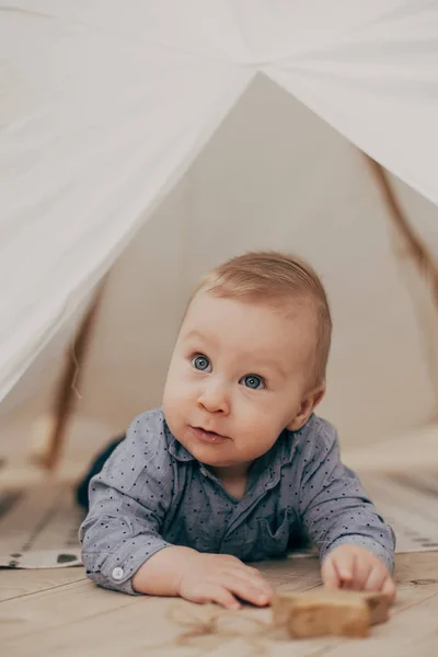 Porträt Eines Jungen Der Auf Holzboden Liegt — Stockfoto