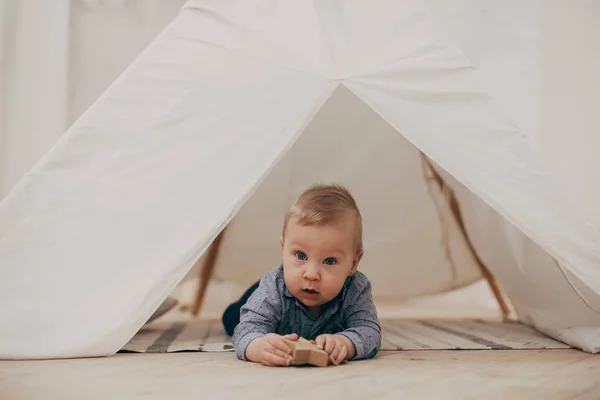 Porträt Eines Jungen Der Mit Spielzeug Auf Holzboden Zelt Liegt — Stockfoto