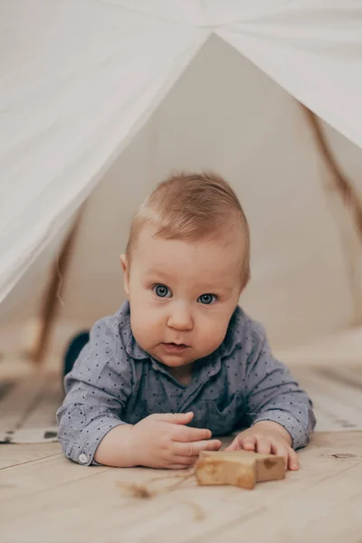 Porträt Eines Jungen Der Auf Holzboden Liegt — Stockfoto