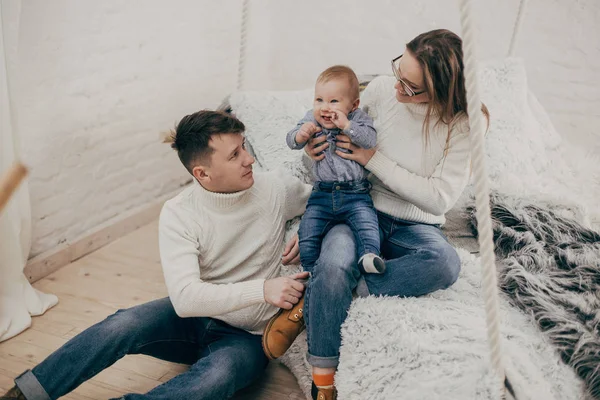 Retrato Pareja Joven Con Bebé Niño Cama — Foto de Stock