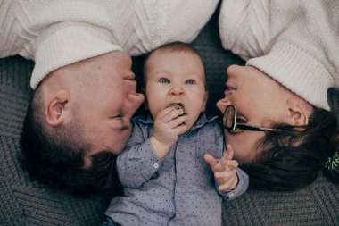 erkek bebek battaniye üzerinde yatan genç çift portresi