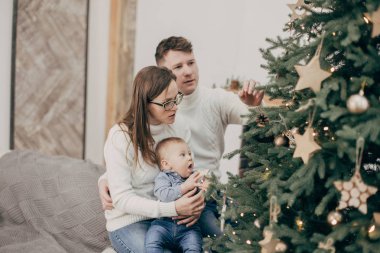 Genç çift ile bebek çocuk Noel ağacı tarafından portresi