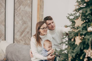 Genç çift ile Noel ağacı yakınındaki erkek bebek portresi