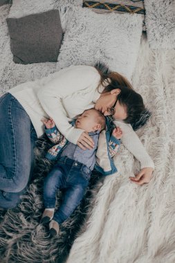 genç kadın ile erkek bebek yalan portresi kırpılmış