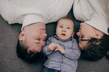 erkek bebek battaniye üzerinde yatan genç çift portresi