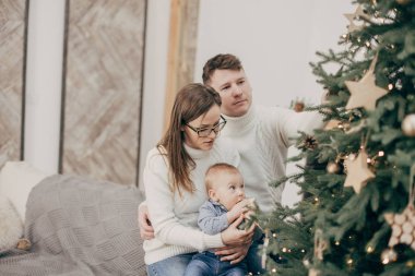 Genç çift ile Noel ağacı yakınındaki erkek bebek portresi