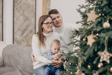 Genç çift ile Noel ağacı yakınındaki erkek bebek portresi