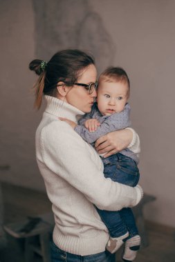 erkek bebek tutan genç kadın portresi