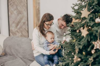 Genç çift ile bebek çocuk Noel ağacı tarafından portresi