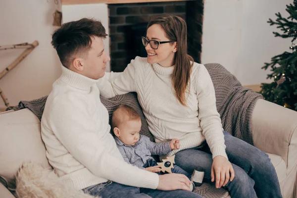 Retrato Pareja Joven Sentada Con Bebé Niño Sofá — Foto de Stock