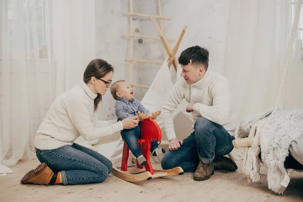 Retrato Pareja Joven Con Bebé Niño Balancín Pony — Foto de Stock