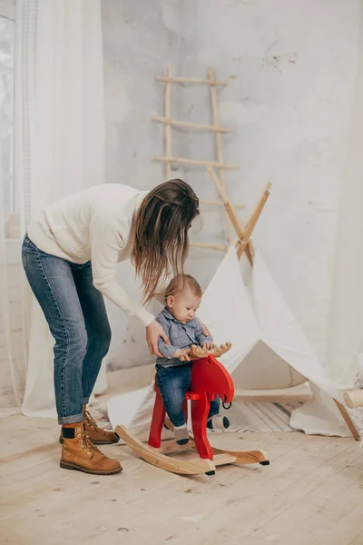 Porträt Einer Jungen Frau Mit Baby Junge Auf Schaukelpony — Stockfoto