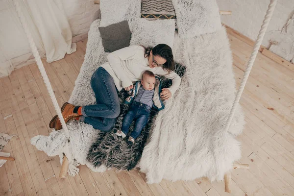 genç kadın erkek yatakta yatarken bebek ile yükseltilmiş portresi