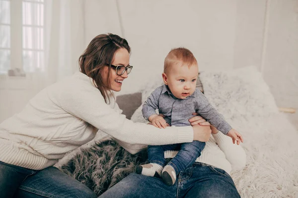 Retrato Pareja Joven Con Bebé Niño Cama — Foto de Stock