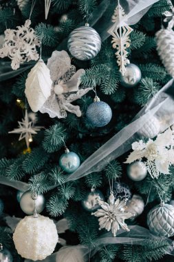 baubles ile dekore edilmiş Noel ağacının yakın çekim 