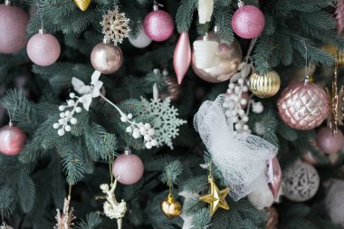 baubles ile dekore edilmiş Noel ağacının yakın çekim 