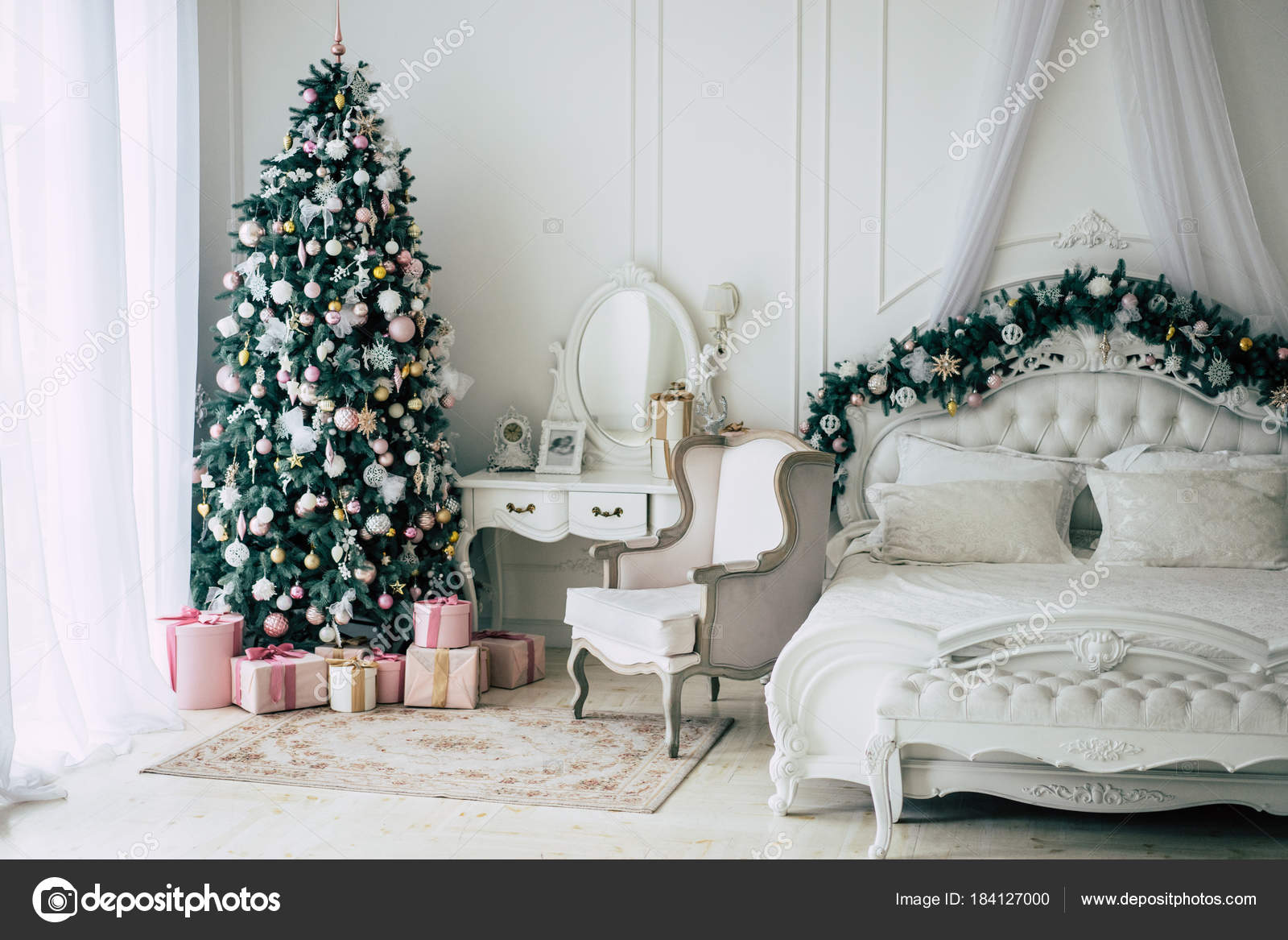 Interior Del Dormitorio Con Árbol Navidad Cajas Regalo: fotografía de