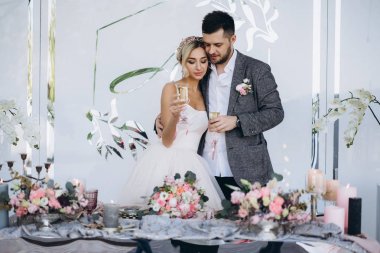 gözlük ve çiçek süslemeleri ile çift sarılma gündüz portresi 