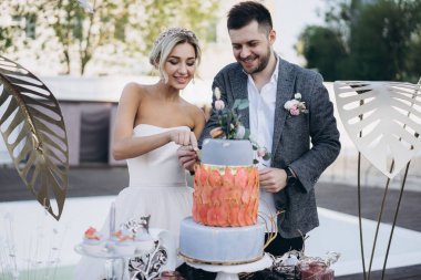 Çift kesme düğün pastası portresi armut dilimleri ile dekore edilmiştir.