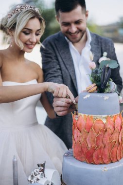 Çift kesme düğün pastası armut dilimleri ile dekore edilmiştir.