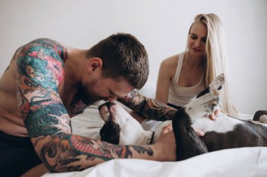 Dövmeli adam köpekle burunlu dokunmadan yan görünüm