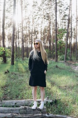 Ahşap forest Lawn poz güneş gözlüklü genç kız