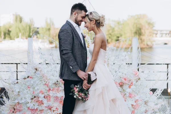 Portrait Diurne Couple Souriant Debout Avec Des Fleurs Près Rivière — Photo